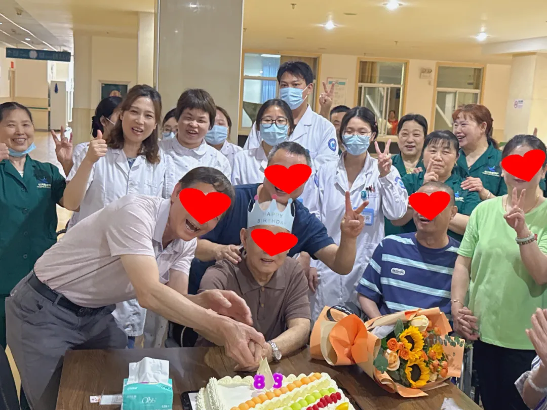 杭州顾连上塘医院温情病房里的“生日会”:88岁患者的康复之路与医患共情 杭州顾连上塘医院温情病房里的“生日会”:88岁患者的康复之路与医患共情