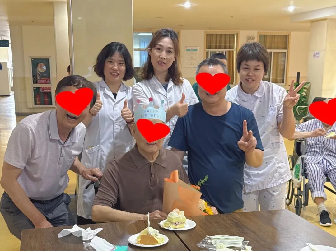 杭州顾连上塘医院温情病房里的“生日会”:88岁患者的康复之路与医患共情 杭州顾连上塘医院温情病房里的“生日会”:88岁患者的康复之路与医患共情